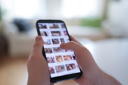 Im Fokus der aktuellen Debatte stehen auch Deepfakes, bei denen etwa das Gesicht einer Frau in ein anderes Video - etwa eine Porno-Sequenz - eingefügt wird. (Symbolbild)
