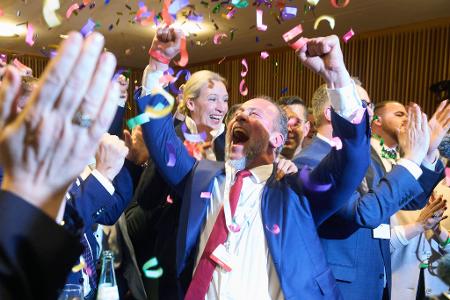 Kein Halten mehr: Jan Bollinger AfD-Spitzenkandidat in Rheinland-Pfalz und Parteichefin Alice Weidel jubeln über die Prognosen nach Schließung der Wahllokale. 
