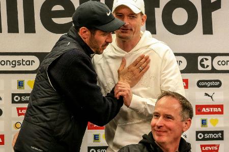 Kuriose Pressekonferenz: Plötzlich ist Schuster doch da