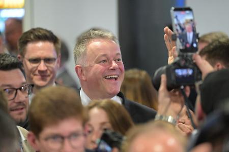 Wahlsieger Schnieder strahlt.