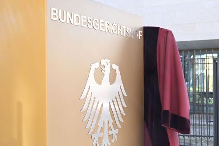 Die rote Robe ist seit Jahrzehnten Amtstracht an Deutschlands obersten Gerichtshöfen.