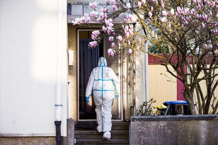 An dem Einfamilienhaus in Barsinghausen läuft die Spurensicherung.