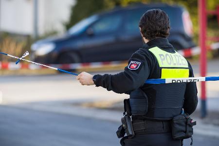 Die Polizei wurde in der Nacht per Notruf zu der Tat gerufen.