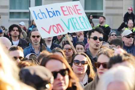 Solidarität mit Collien Fernandes: Tausende protestieren in Berlin