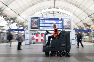 Beim Frühjahrsputz der Bahn sollen dieses Jahr doppelt so viele Stationen gereinigt werden wie sonst. (Archivbild)