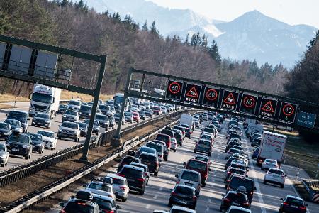 Auf der Autobahn 8 Richtung Alpen dürfte es rund um Ostern wieder viele Staus geben. (Archivbild)