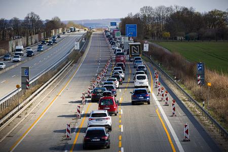 Reiseverkehr, Berufsverkehr und dann noch Baustellen auf der Autobahn - eine stauanfällige Kombination. (Archivbild)