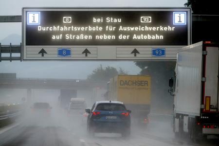 Bei Stau auf der Autobahn lieber die Landstraße nehmen? Das könnte in Bayern die Polizei auf den Plan rufen. (Archivbild)