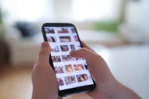 Im Fokus der aktuellen Debatte stehen auch Deepfakes, bei denen etwa das Gesicht einer Frau in ein anderes Video - etwa eine Porno-Sequenz - eingefügt wird. (Symbolbild)