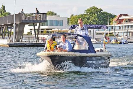 i_Reise_Lausitzer_Seenland_Motorboot