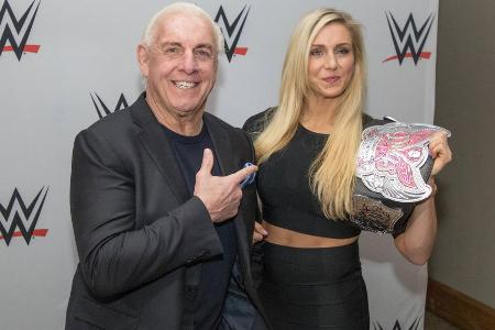 Platz 5: 'The Nature Boy' Ric Flair - Seinen charakteristischen 'WOOOO'-Ruf kennt jeder Wrestling-Fan in- und auswendig. Erstaunlich, in welchem Alter Flair (Jahrgang 1949) noch im Ring aktiv war. Feierte 2022 ein (überaus blutiges) Comeback, das seinen endgültigen Abschied darstellte. Seine Tochter Charlotte hat den Staffelstab übernommen, ist ein Top-Star der WWE.