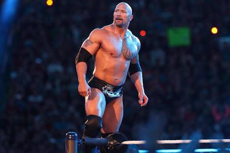 Platz 3: The Rock - Mit seiner einmaligen Ausstrahlung, mehreren Kult-Moves (u.a. 'Peoples Elbow') und extrem kurzweiligen Promos dominierte The Rock die Wrestling-Welt zur Jahrtausendwende. Zog sich nach und nach aus dem Business zurück, um auf der Leinwand Karriere zu machen. Kehrte jedoch mehrfach zurück, zuletzt 2025 im Rahmen der WrestleMania-Fehde zwischen John Cena und Cody Rhodes.