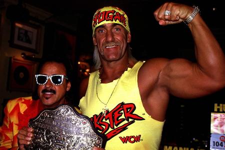 Platz 2: Hulk Hogan - Erlangte weit über die Wrestling-Grenzen hinaus Berühmtheit. Superstar der 80er, später auch in Film und Fernsehen Dauergast. Im Laufe der Jahre produzierte er allerdings viele Skandale, die seinem Ansehen schadeten. Im Juli 2025 verstarb er kurz vor seinem 72. Geburtstag.