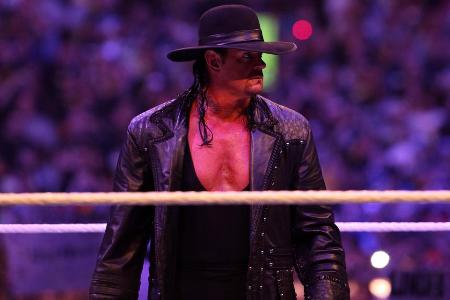 Platz 1: The Undertaker - Wurde mit seinem Totengräber-Gimmick zur Kultfigur. Wer an Wrestling denkt, denkt automatisch an den Undertaker. Beendete erst Ende 2020 mit 55 Jahren seine Karriere. Unvergessen seine Winning Streak (21 Siege in Folge) bei WrestleMania. Noch immer in verschiedenen WWE-Formaten zu sehen.