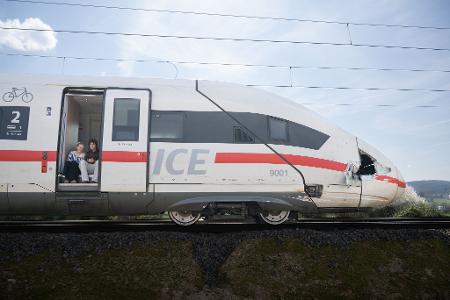 Ein Ersatzzug kam zur Unfallstelle, um die Fahrgäste aus dem ICE aufzunehmen. 