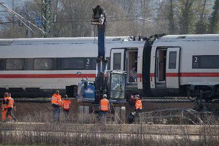 Nach der Kollision eines ICE mit einem Baggerarm machten sich Experten ein Bild von der Unfallstelle nahe Gelnhausen.