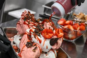 Pinocchio ist eine Melange aus Milcheis und Erdbeersorbet.