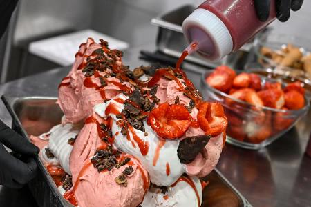 Pinocchio ist eine Melange aus Milcheis und Erdbeersorbet.