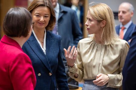 Die Beratungen von EU-Chefdiplomatin Kaja Kallas (r) mit den Außenministerinnen und Außenministern sollten eigentlich vertraulich sein. (Archivbild)