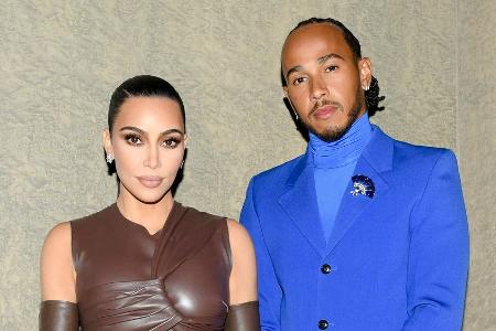 Kim Kardashian und Lewis Hamilton laufen Arm in Arm durch Tokio