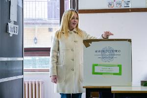 Bei der Stimmabgabe gab sich Ministerpräsidentin Giorgia Meloni noch zuversichtlich.