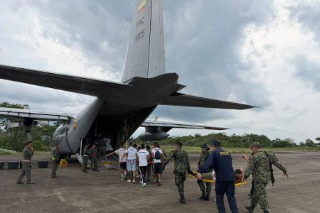 Mehr als 120 Menschen sollen in der Maschine mitgeflogen sein.