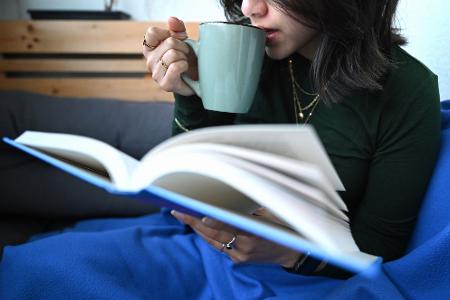 Wer es lieber ruhiger mag: Die Extrastunde kann auch einfach zum Entspannen oder Lesen genutzt werden. (Symbolbild)