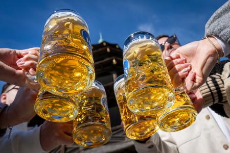 Der Frühling lockt die Menschen in Biergärten. (Archivbild)