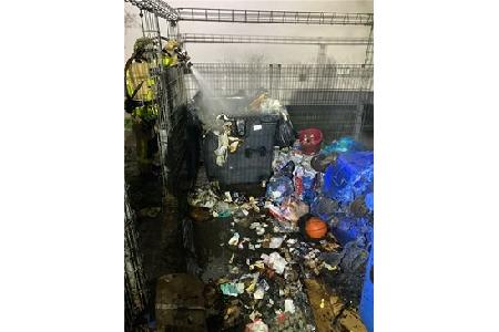 Löscharbeiten der Feuerwehr. Foto: Polizei Mettmann