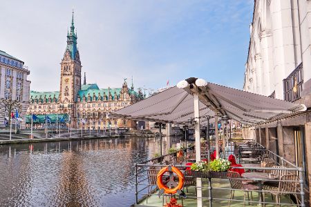 Hamburger Alsterarkaden vor dem Rathaus