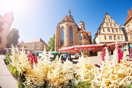 Kulisse von Stuttgart mit Marktblumen im Vordergrund
