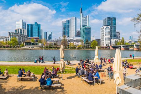 Panorama von Frankfurt am Main mit Café im Vordergrund