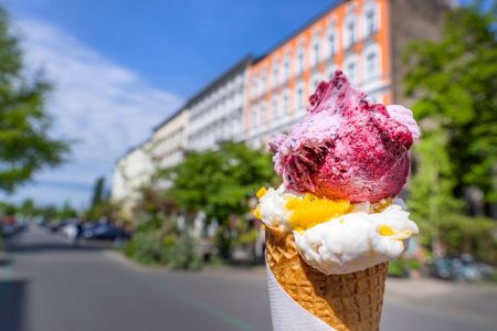 Eiswaffel vor einer Berliner Straßenkulisse