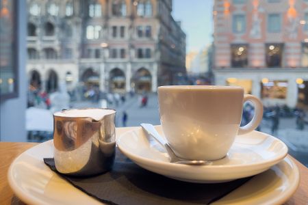 Kaffeetasse mit Blick auf den Marienplatz in München