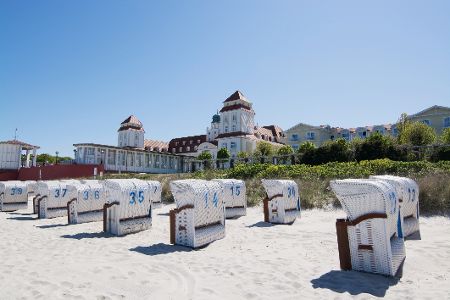 Strandkörbe vor Binzer Stadtkulisse