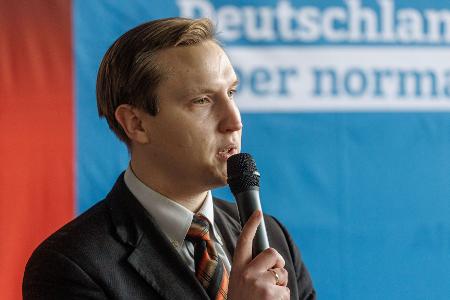 AfD-Nachwuchspolitiker Kevin Dorow wird doch nicht aus der Partei ausgeschlossen, muss dafür aber auf seine Ämter verzichten. (Archivbild)