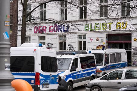 Ein halbes Jahr nach dem Anschlag auf Stromleitungen zum Berliner Techpark Adlershof gibt es eine Razzia in mehreren Bundesländern.