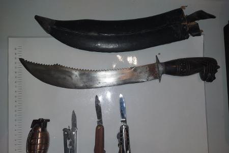 Aufgefundene Messer, Machete,Multitool und Feuerzeug des Mannes