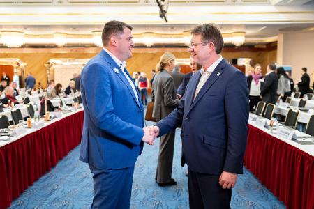Zum Verhandlungsauftakt Anfang Februar in Hannover begrüßten sich die Verhandlungsführer Oliver Heinrich (IG BCE, links) und Matthias Bürk (BAVC) per Handschlag. (Archivbild)
