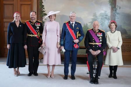 Den Staatsbesuch des belgischen Königspaares nutzt Kronprinzessin Mette-Marit (l) für ihren ersten offiziellen Auftritt seit Monaten. 