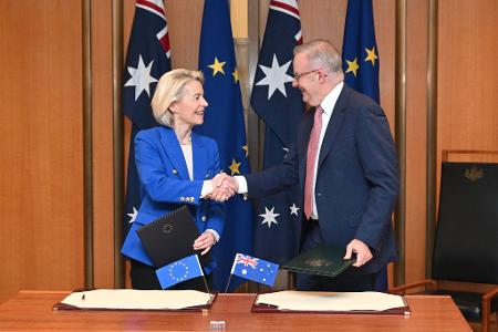 Geschafft: EU-Kommissionspräsidentin von der Leyen und Australiens Premier Albanese geben den Abschluss der Verhandlungen bekannt.