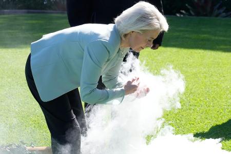Auf ihrer Australien-Reise nahm von der Leyen auch an einer traditionellen Rauchzeremonie der Aborigines im Admiralty House in Sydney teil. Der Rauch soll unter anderem böse Geister vertreiben.