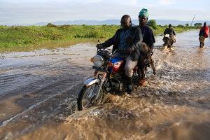 Nach heftigen Regenfällen sind viele kenianische Straßen überschwemmt.
