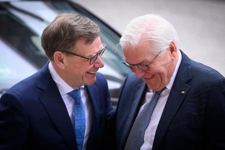 Außenminister Johann Wadephul (l., CDU) und Bundespräsident Frank-Walter Steinmeier verstehen sich beim Festakt zur Wiedergründung des Auswärtigen Amts nach dem Zweiten Weltkrieg vor 75 Jahren offensichtlich bestens. 