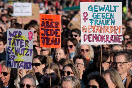 In Deutschland wächst das Bewusstsein für das Thema Gewalt gegen Frauen.