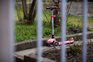 Ein Tretroller steht vor dem Einfamilienhaus in der Region Hannover, in dem sich die Tat ereignete.