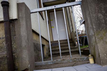 Ein Grablicht wurde vor dem Einfamilienhaus abgestellt.