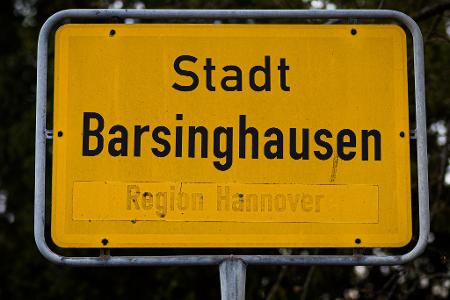 Ein 49 Jahre alter Mann soll eine 38-Jährige in Barsinghausen bei Hannover tödlich und die gemeinsame 13-jährige Tochter lebensgefährlich verletzt haben.