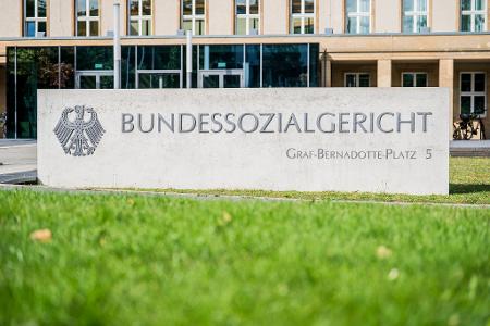 Nach der Entscheidung des Bundessozialgerichts muss das Landessozialgericht nun genauer prüfen, welche psychischen Belastungen Leichenumbetter und Feuerwehrleute erleben. (Archivbild)
