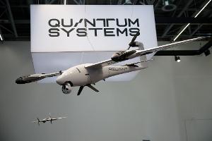Eine Drohne am Messestand von Quantum Systems.